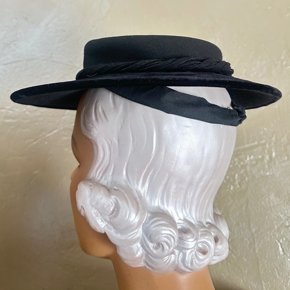 MODISH 1930s' BLACK TILT HAT - VELVET BRIM + PAINTED FEATHERS & BOW - Picture 6 of 12